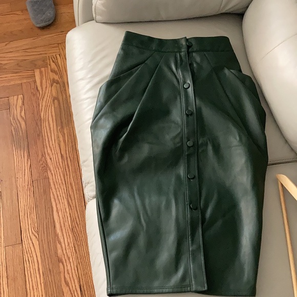Falda de cuero con dos bolsillos delanteros - Picture 2 of 7